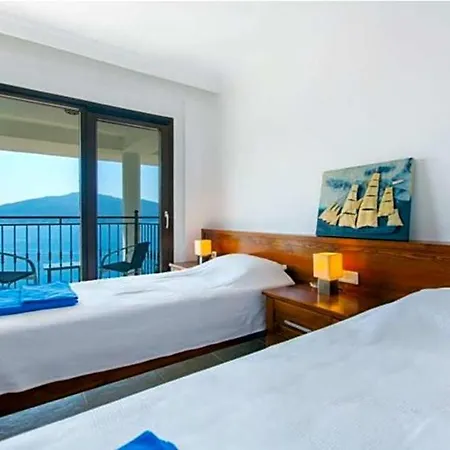 Villa Sleeps 6 Pool Air Con Wifi *